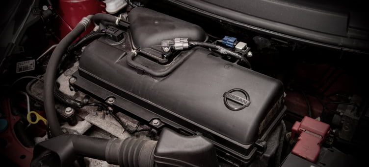 Motor Nissan CR14DE ubicado bajo el capó