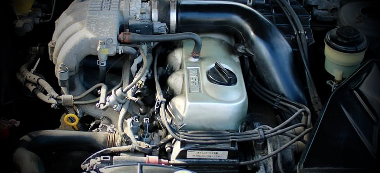 Motor Nissan RB20E ubicado bajo el capó