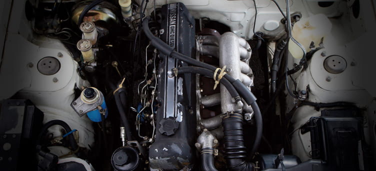 Motor Nissan LD28 ubicado bajo el capó