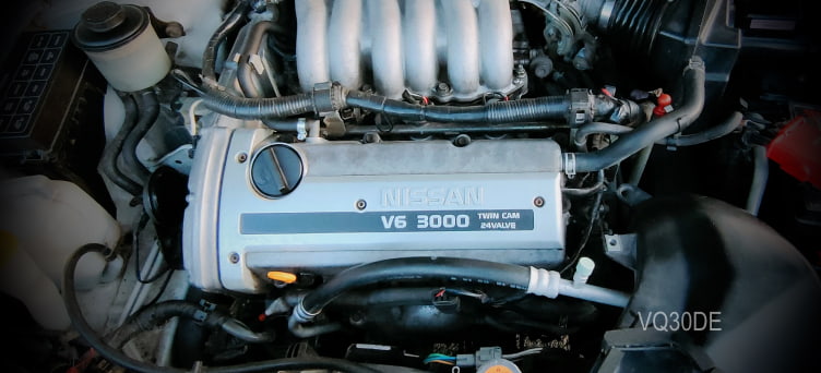 Motor Nissan VQ30DE ubicado bajo el capó